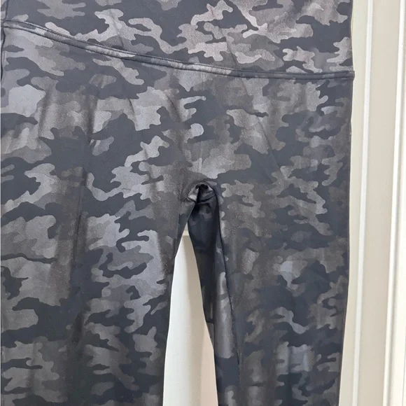 SPANX faux leather CAMO legging XL - Picture 5 of 7